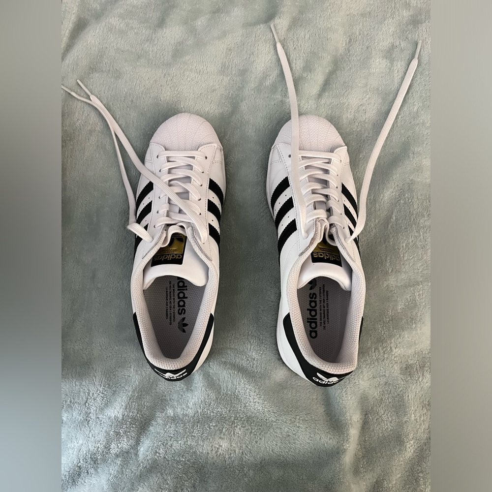 Adidas men’s size 9 classic black and white stripe sneakers